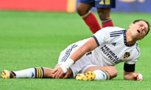 Chicharito Hernández sufre lesión en la rodilla durante la Lamar Hunt U.S. Open Cup