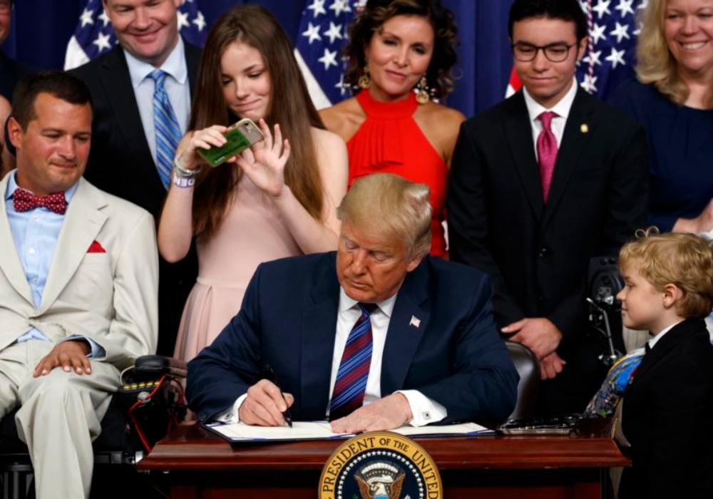 El presidente Donald Trump firma ley del 'Derecho a probar'