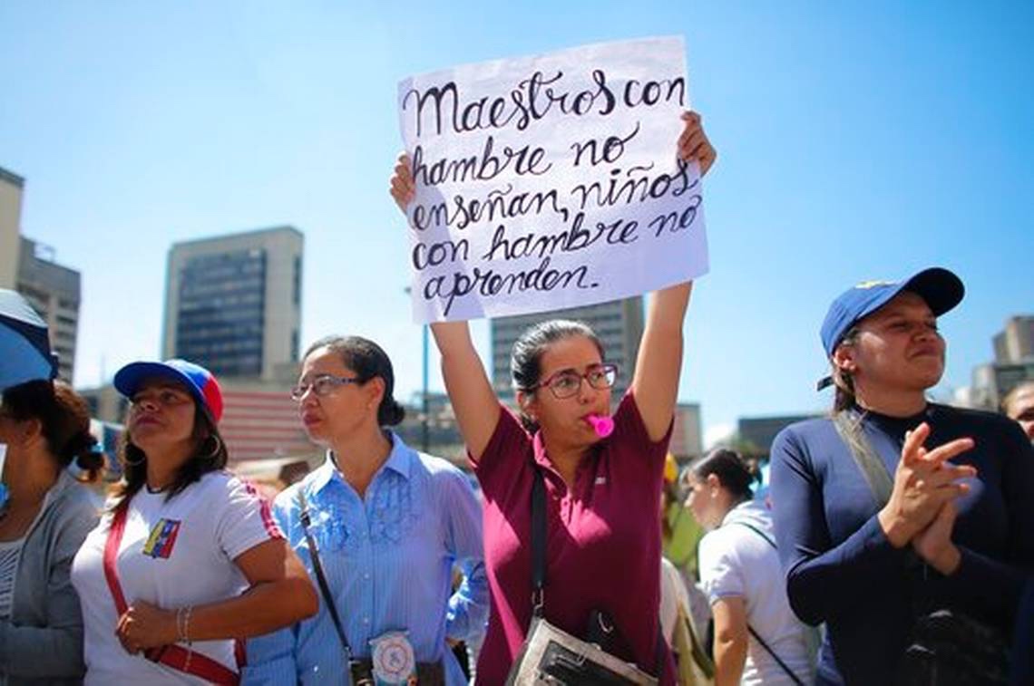 Realizan maestros paro en Venezuela