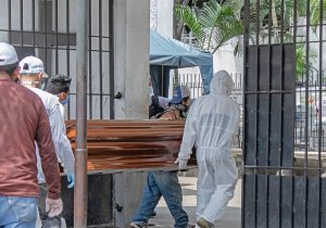 Escándalo en morgues ecuatorianas: piden dinero a cambio de regresar cuerpos