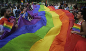 Gobierno de Malasia prohíbe relojes swatch con bandera LGBTQ+ y establece penas severas