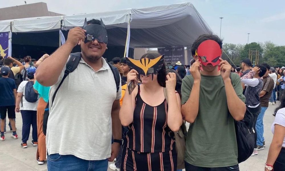 UANL regala filtros solares para ver el eclipse solar