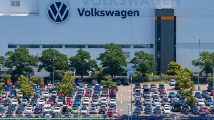 Volkswagen enfrenta desafíos para evitar cierres de plantas mediante recorte de costos