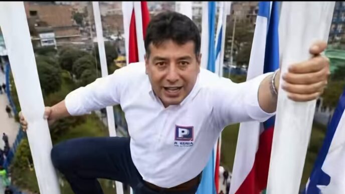 Alcalde peruano se viste de Spider-Man para mostrar sus logros