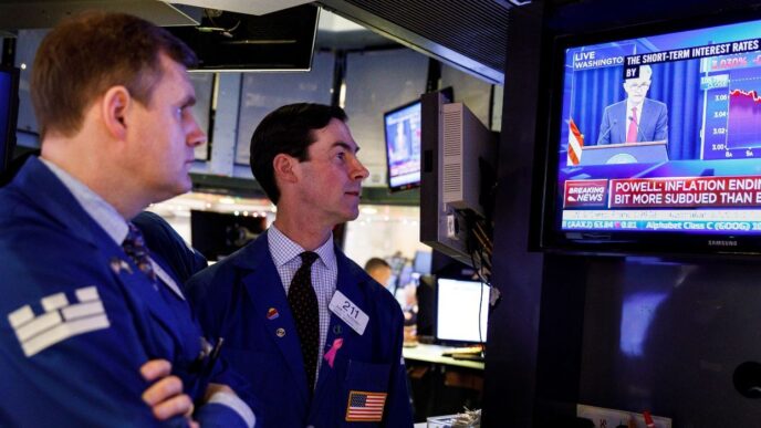 Wall Street inicia jornada en positivo por caída de inflación en EUA