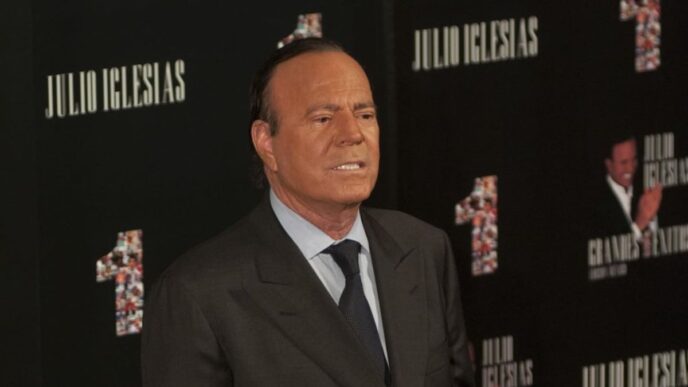 Julio Iglesias enfrenta nuevas acusaciones de agresión sexual y trabajo forzado