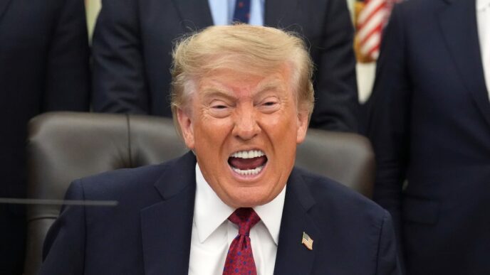 Trump anuncia nuevos ataques a Irán cerca del estrecho de Ormuz