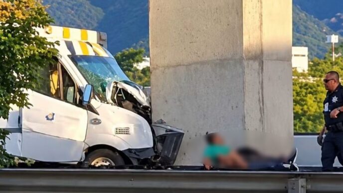 Investigan choque de ambulancia en Monterrey con estructura del metro
