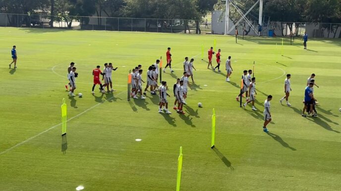Stefan Medina se reintegra a los entrenamientos con Rayados