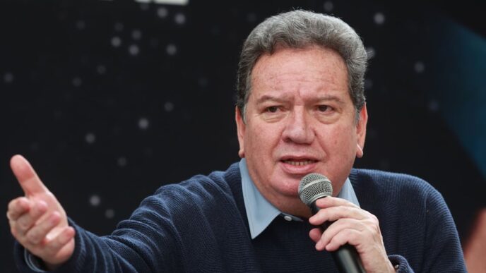 Coque Muñiz se disculpa con Frida Sofía tras polémica sobre Enrique Guzmán