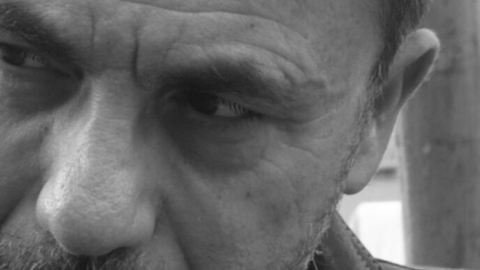Francisco Ramírez López se lleva el premio Loewe con Cuatro clavos